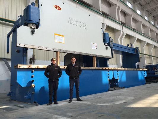 Точный CNC гидравлический пресс тормоз с сервомотором обратный габарит и шаровой винт линейного направления для ± 0,05 мм точности