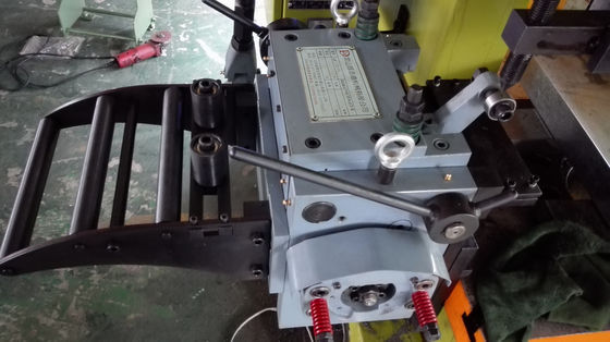 Линия питания катушки диаметром 20 мм с помощью сервомотора Yaskawa или Mitsubishi и давлением 200 тонн, обеспечивающим производство